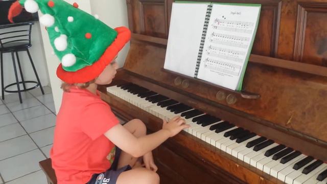 Julian playing "Jingle Bells" on piano смотреть онлайн