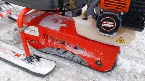 Детский снегокат (снегоход) с бензиновым мотором.