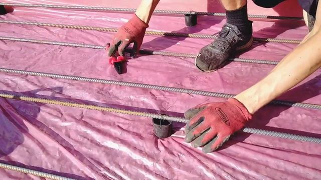 Армирование фундаментной плиты своими руками | Вяжем каркас плиты смотреть онлайн