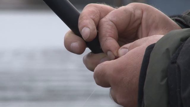 Что можно поймать на ПОПЛАВОК в ПОРТУ ЗИМОЙ? / На рыбалку с Нормундом #126 смотреть онлайн