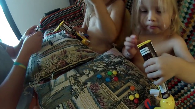 Николь и Алиса открывают M&M's с вентилятором ¦ Nicole and Alisa opened M&M's with fan смотреть онлайн