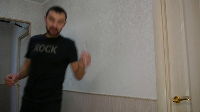 Как повесить картины на стену. ЛайфХаки. Как повесить рамки, фотографии. смотреть онлайн