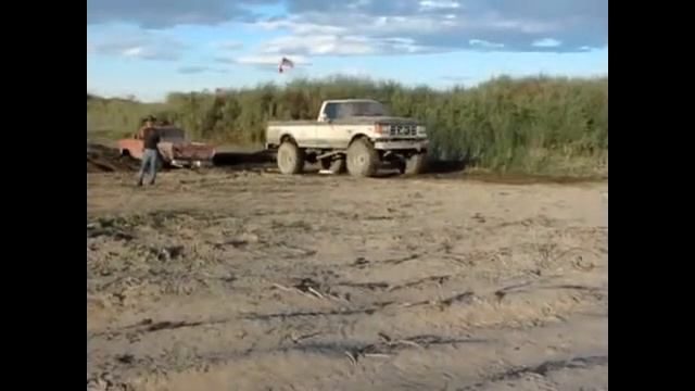 '87 Ford F 250 4x4 'Code Blue' pulls out '76 Ford F 150 4x4 'Pucker' @ Moses Lake Mudflats смотреть онлайн