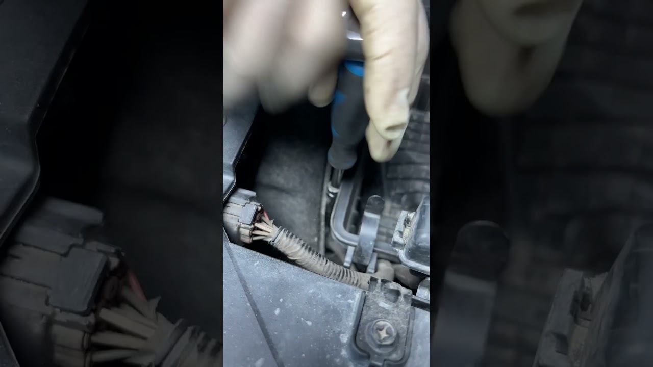 НЕ ПЛАТИТЕ ЗА замену фильтра, если вам меняют не так | Change AIR FILTER KIA CERATO #shorts смотреть онлайн