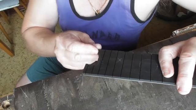 Выпиливание накладки под резонатор и 21 лад(видео №264). смотреть онлайн