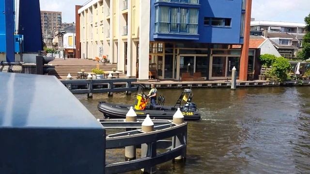 Speedboat And Police Boat. Picnic Under The Bridge. Катер и Полицейская Лодка. Пикник под Мостом.