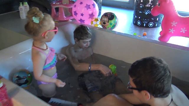 КУПАЕМСЯ В ВАННЕ!!! смотреть онлайн