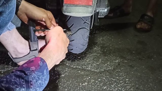 Чиним прокол мотор-колеса электроскутера: вариант №2 смотреть онлайн