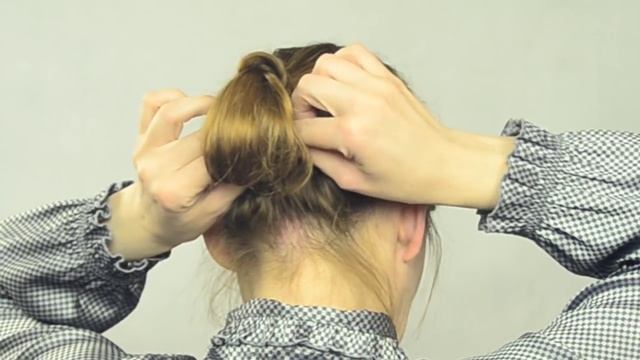 Легкая прическа своими руками на средние волосы. Легкая прическа на каждый день. смотреть онлайн