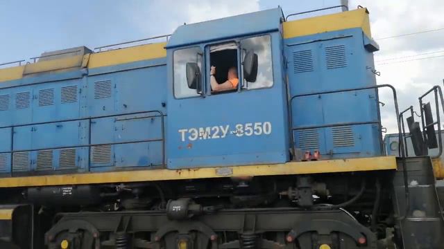 Грузовой поезд под ТЭМ2У-8550 едет по перегону Хромцовский карьер-Малаховская. смотреть онлайн