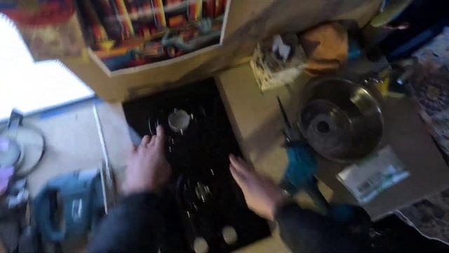 Установка газовой плиты, северное сияние, ночь на горнолыжном комплексе. смотреть онлайн