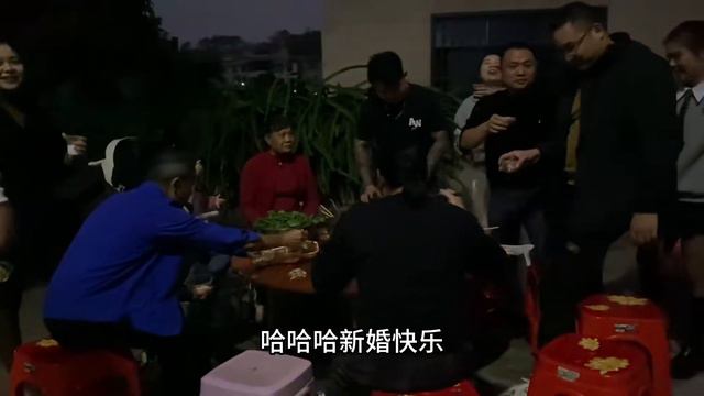 二嫂生日二哥煮大餐，三桌人吃饭好热闹，家公送礼：二嫂受宠若惊 смотреть онлайн
