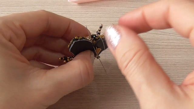 Брошь Золотая оса из бисера. Мастер-класс. 3 часть/ DIY Beaded Bee Wasp brooch 3 part смотреть онлайн