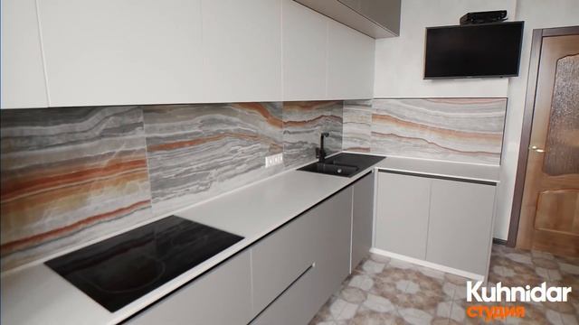 ЯРКАЯ, НО НЕЖНАЯ КУХНЯ С ФАСАДАМИ MATTELUX. КАМЕННАЯ СТОЛЕШНИЦА смотреть онлайн