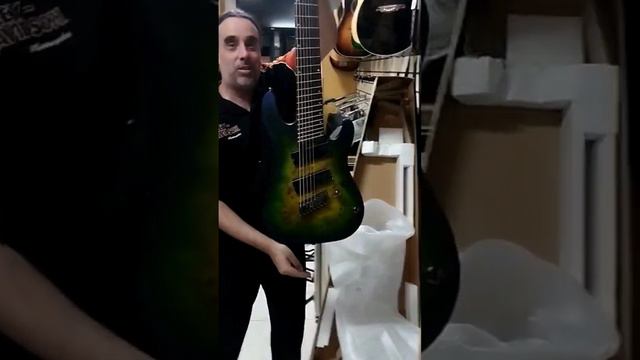Olha essa linda Guitarra Cort KX508MS. Unboxing rápido dessa beleza ! Nos conte nos comentários. смотреть онлайн