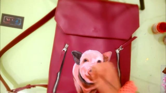 РИСУЕМ МИЛУЮ СВИНКУ НА КЛАПАНЕ | РОСПИСЬ КРАСНОЙ КОЖАНОЙ СУМКИ смотреть онлайн