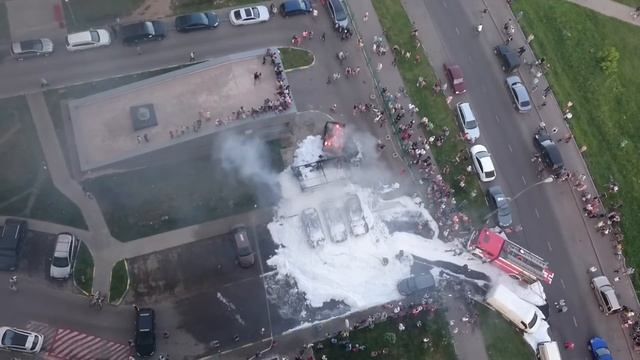 Пожар в Южном Бутово Горят машины 31.05.16 смотреть онлайн