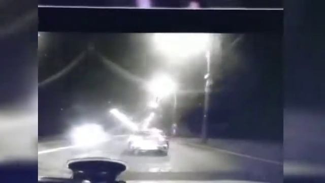 В Петербурге таксист-мигрант, удирая от погони ДПС, выкинул пассажирку из салона авто смотреть онлайн