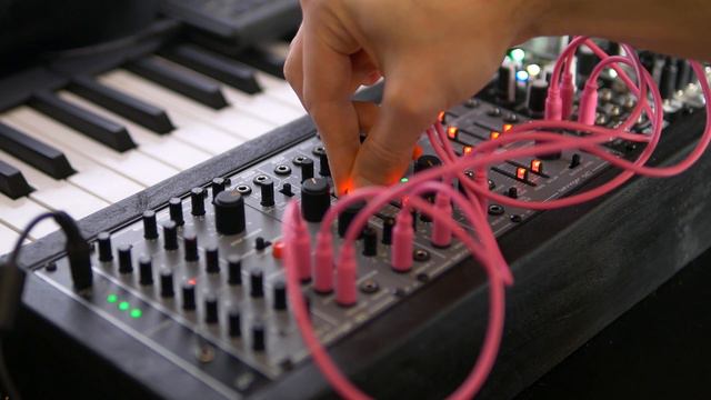 BEHRINGER SYSTEM 100 | 182 Sequencer - 110 VCO/VCF/VCA - 140 Dual Envelope/LFO смотреть онлайн
