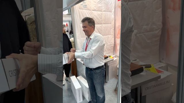 Владимир Епифанцев выбирает подушку Cristina Mille смотреть онлайн