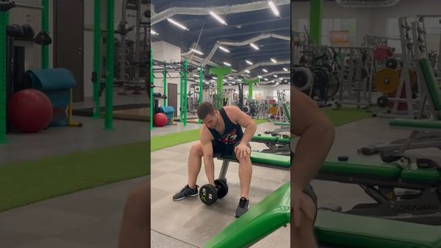 Подъем на бицепс с гантелью одной рукой с упором о бедро 20кг. смотреть онлайн