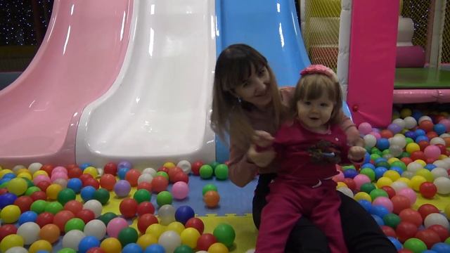 Детский Развлекательный Центр с горками Батутами и бассейном с кубиками смотреть онлайн