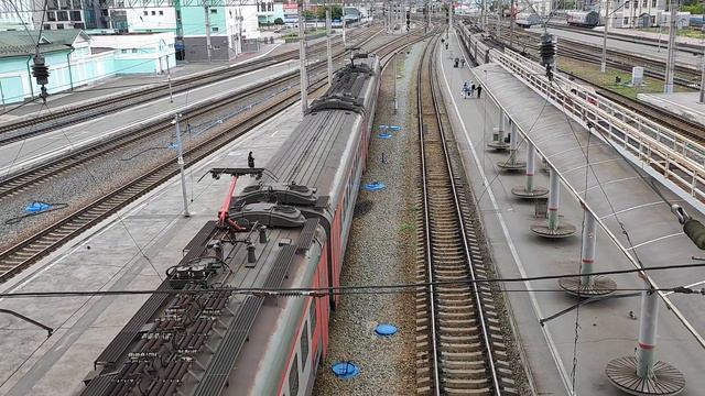 Электропоезд ЭП2Д-0093 отправляется со станции Новосибирск-Главный смотреть онлайн