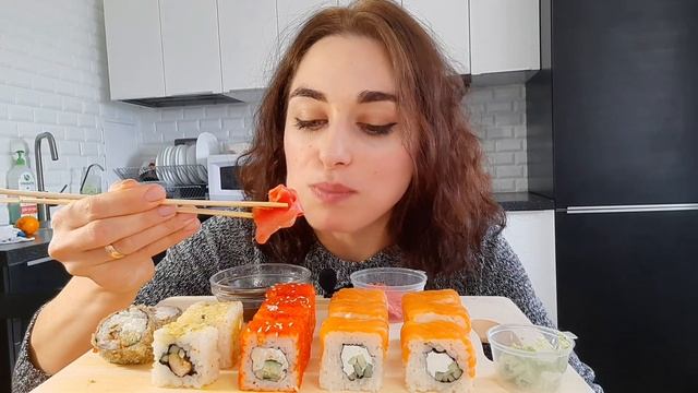 МУКБАНГ РОЛЛЫ СУШИ??/ СЪЕМ?/MUKBANG SUSHI ROLLS/С НАСТУПАЮЩИМ))) смотреть онлайн