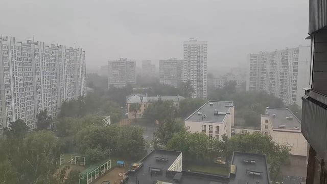 Гроза с ливнем после рекордной жары в Москве смотреть онлайн