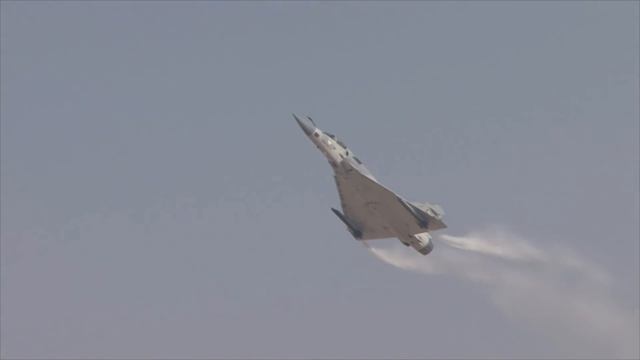 UAE Mirage 2000 display at Dubai Airshow 2017 смотреть онлайн