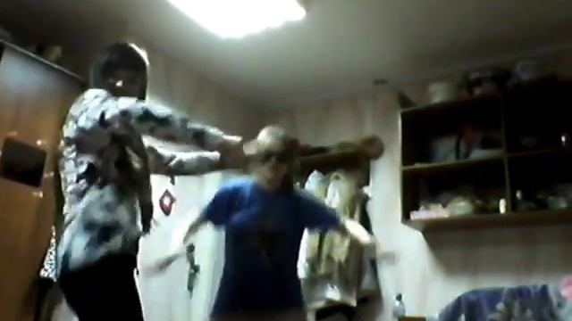 вот так проходят вечера в общаге,когда делать реально уже нечего :D смотреть онлайн