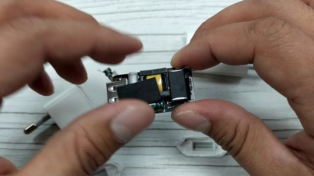 Разница между Оригиналом и Копией СЗУ Apple 5W USB