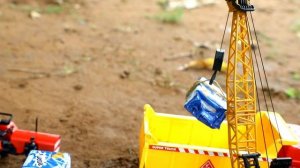 Игрушки ездят через огненное кольцо