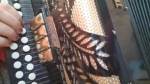 На горе колхоз,   на гармони