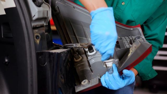 How To: Change the Tail Light Bulb On a 2011 to 2016 Honda CR-V смотреть онлайн