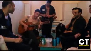 Цыган поет на нарах