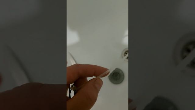 Очистить сток ванной от волос быстро и легко . смотреть онлайн