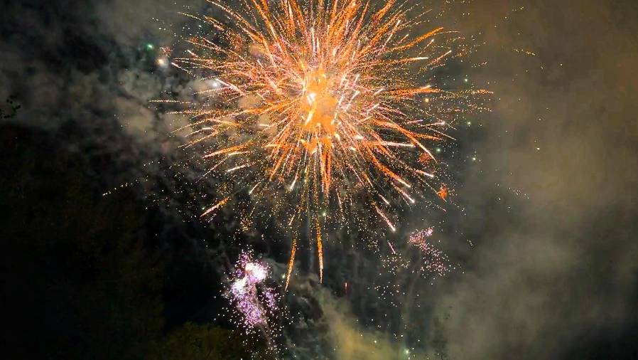 Запечатлила КРАСИВЫЙ ПРАЗДНИЧНЫЙ Салют! Московская область город Лобня смотреть онлайн