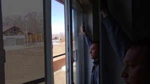 Что делать, если окно «сломалось», повисло на одной петле?