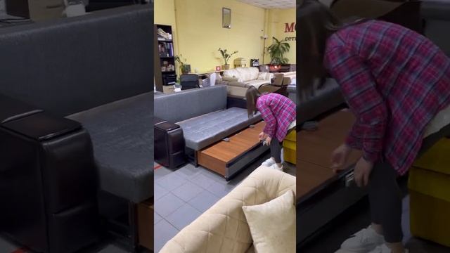 Диван на металлокаркасе со столиком и ящиками в подлокотниках! ссылка в описании смотреть онлайн