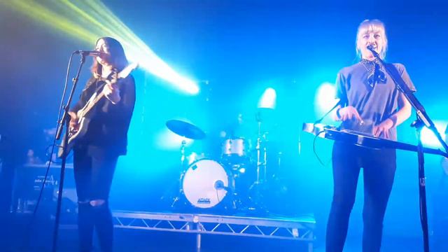 Larkin Poe - Bleach blonde bottle blues - Live at Newcastle Riverside 2019 смотреть онлайн
