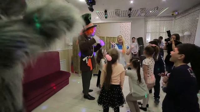 Алиса, Шляпник и Чеширский Кот "Happy kids". День рождения Сальмы, кафе Бублик смотреть онлайн
