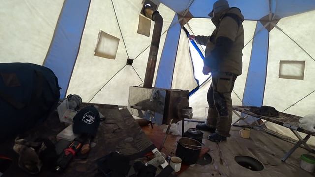 ПЕРВЫЙ ЛЕД. РЫБАЛКА МЕЧТЫ В ЯКУТИИ. БЕШЕНЫЙ КЛЕВ В ПАЛАТКЕ. смотреть онлайн