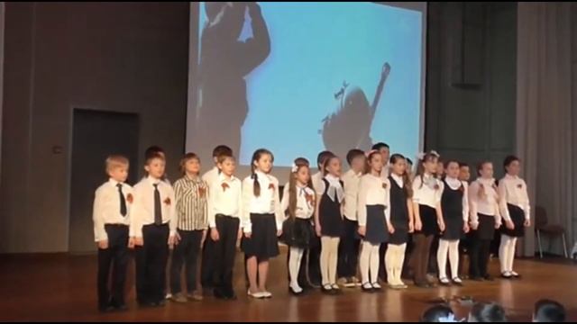 Это действительно мощно! Дети 2 - 4 классов поют песню - ВСТАВАЙ СТРАНА ОГРОМНАЯ смотреть онлайн