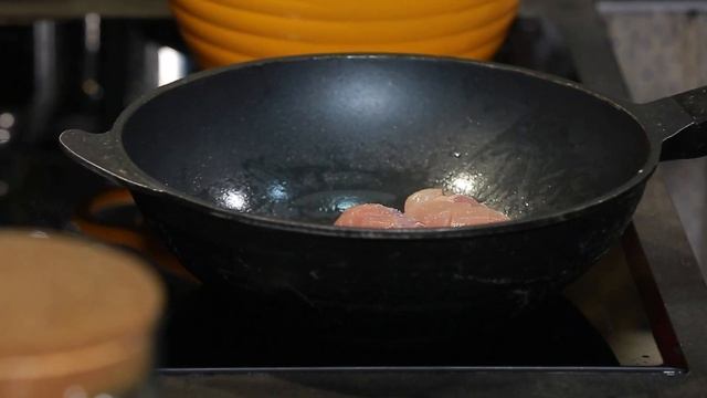 Курячі стегна в пряному вершоковому соусі із зеленим мусом. Легкий та Смачний Обід.