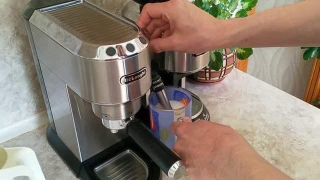 Готовим капучино на кофеварке DELONGHI EC685 Making a cappuccino with a DELONGHI EC685 coffee make смотреть онлайн