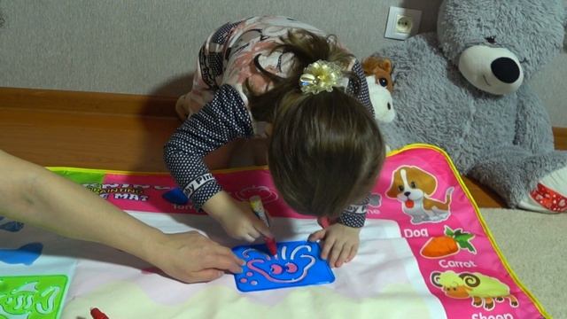 НАСТЯ с мамой рисуют водой на ЧУДО - КОВРИКЕ и руки остались чистые WATER PAINTING [4k UHD] 0+ смотреть онлайн