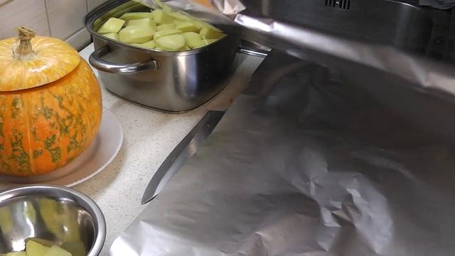 Мясо, запеченное в тыкве. Немного накосячил, пришлось есть самому. смотреть онлайн