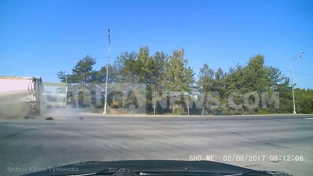 Фура зацепила легковушку в Калуге смотреть онлайн