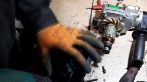 Почему перфоратор вращает в обратную сторону?